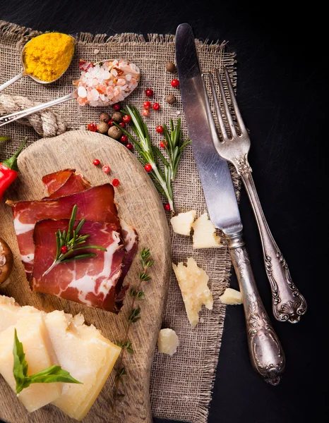 Various cheeses, salami and mushrooms — Stock Photo, Image