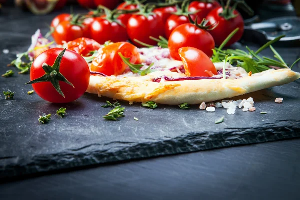 Pizza with cherry tomatoes and arugula — Stock Photo, Image