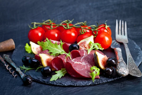 Prosciutto crudo con rúcula e higos — Foto de Stock