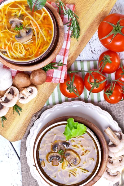 Суп з локшиною і грибами — стокове фото