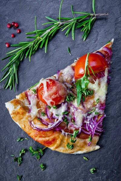 Pizza com tomate cereja e rúcula — Fotografia de Stock