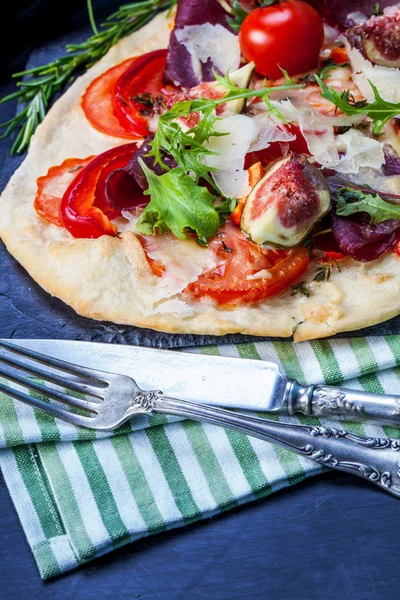 Pizza com presunto e figos — Fotografia de Stock