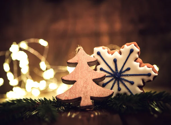 Árvore de Natal decorativa de madeira e gengibre — Fotografia de Stock