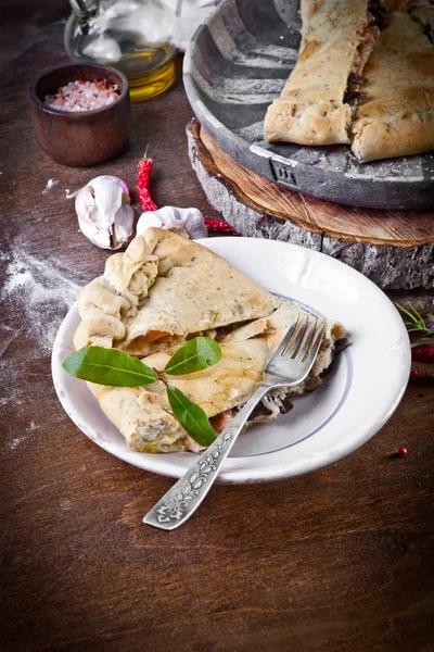 Stängd italiensk pizza calzone — Stockfoto