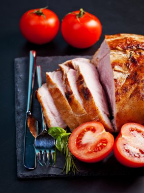 Dilimlenmiş domuz pastırması blok