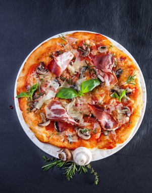 Jambonlu ve mantarlı pizza.