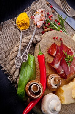 peynir, salam ve mantar