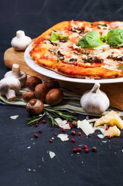 Jambonlu ve mantarlı pizza.