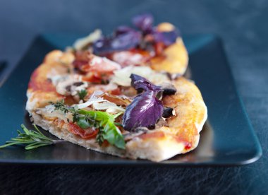 Jambon ve mantar dilimlenmiş Pizza