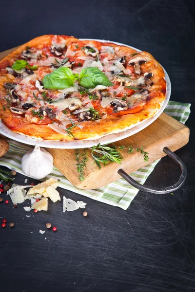 Pizza sonkával és gombával — Stock Fotó