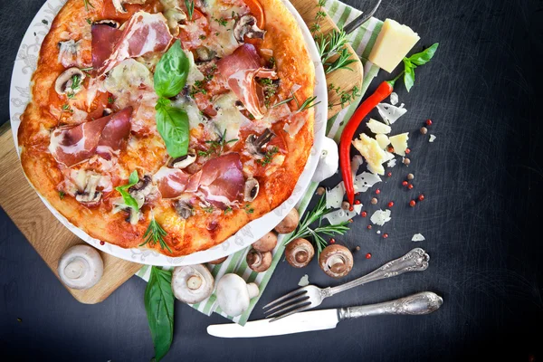 Pizza con prosciutto e funghi — Foto Stock