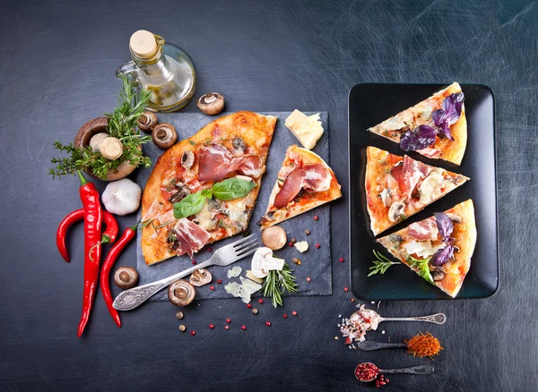 Pizza fatiada com presunto e cogumelos — Fotografia de Stock