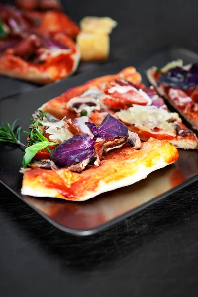 Pizza fatiada com presunto e cogumelos — Fotografia de Stock