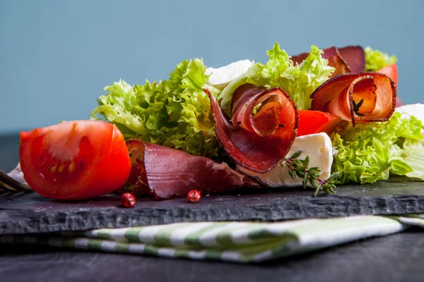 Sabrosa ensalada de jamón — Foto de Stock