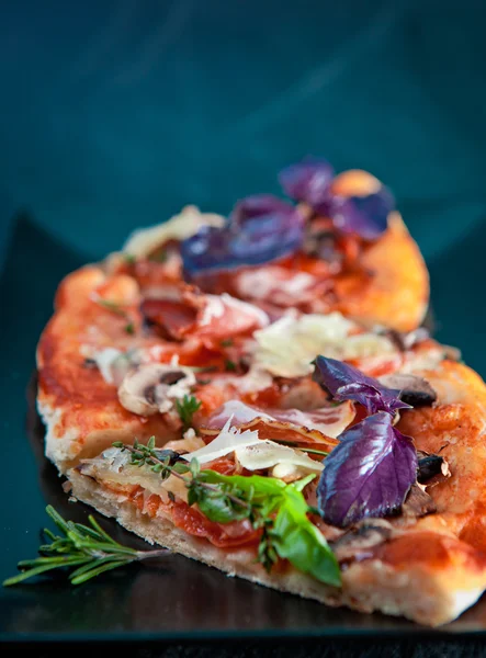 Pizza affettata con prosciutto e funghi — Foto Stock