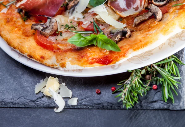 Jambonlu ve mantarlı pizza. — Stok Foto © Kazlouskaya 67223693