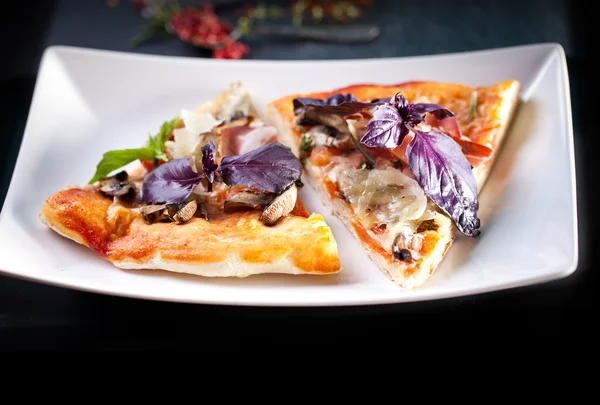 Pizza affettata con prosciutto e funghi — Foto Stock