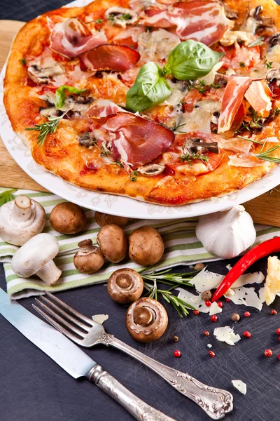 Pizza con jamón y champiñones —  Fotos de Stock