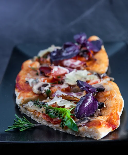 Pizza affettata con prosciutto e funghi — Foto Stock