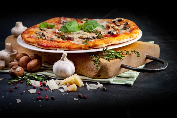 Jambonlu ve mantarlı pizza. — Stok Foto © Kazlouskaya 67223693