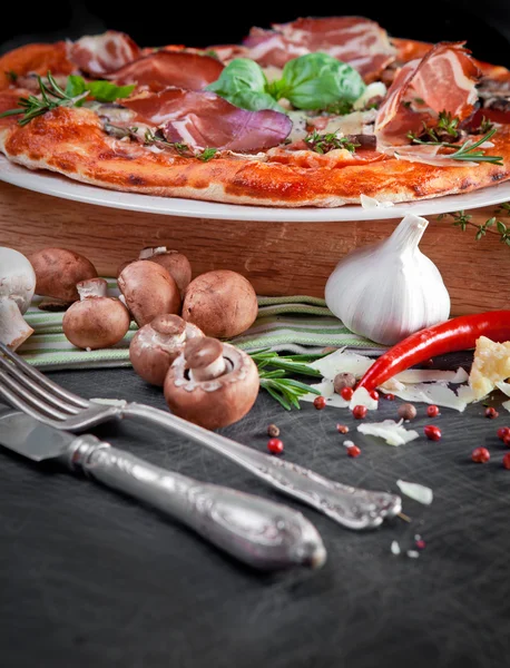 Pizza con jamón y champiñones —  Fotos de Stock