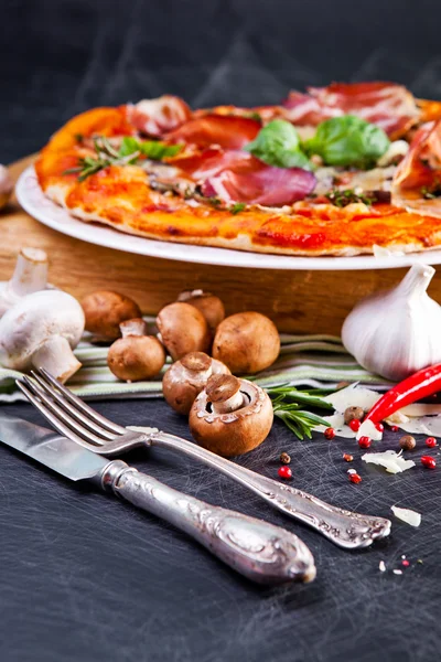 Pizza con jamón y champiñones — Foto de Stock