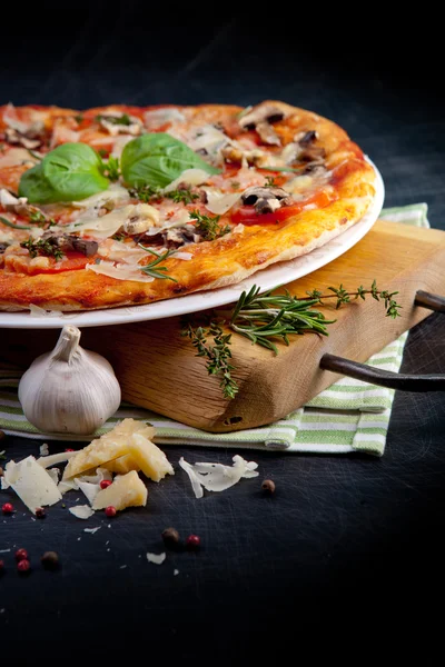 Jambonlu ve mantarlı pizza. — Stok fotoğraf