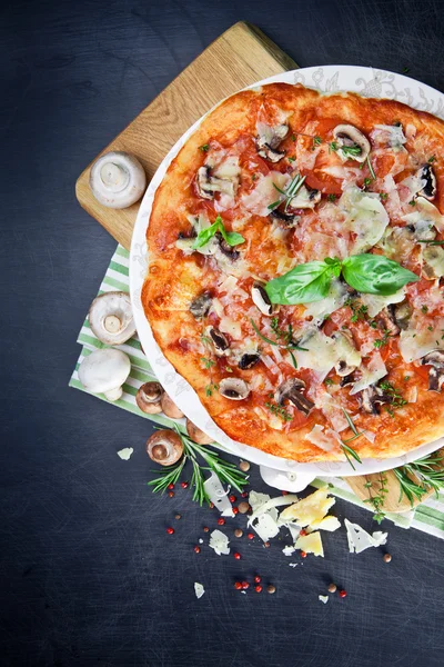 햄 과 버섯을 곁들인 피자 — 스톡 사진
