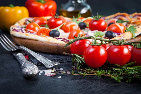 Pizza mit Kirschtomaten — Stockfoto