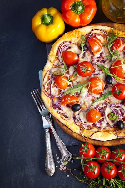 Pizza com tomate cereja — Fotografia de Stock