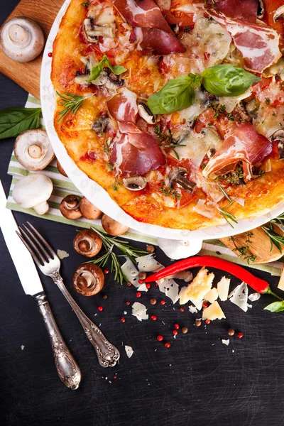 Pizza con jamón y champiñones — Foto de Stock