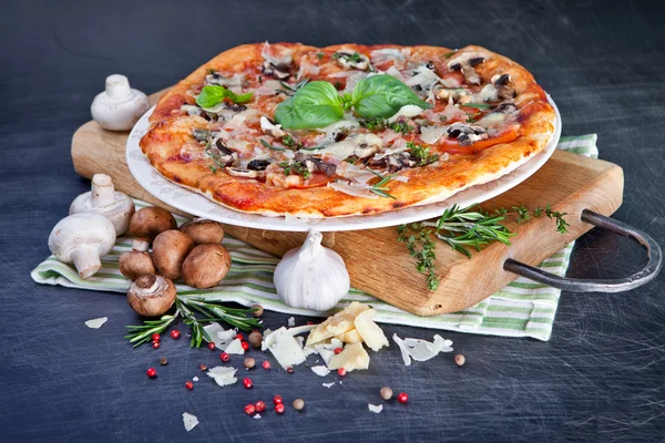 햄 과 버섯을 곁들인 피자 — 스톡 사진