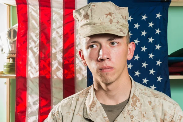 Muž ve vojenské uniformě na pozadí vlajky Usa — Stock fotografie