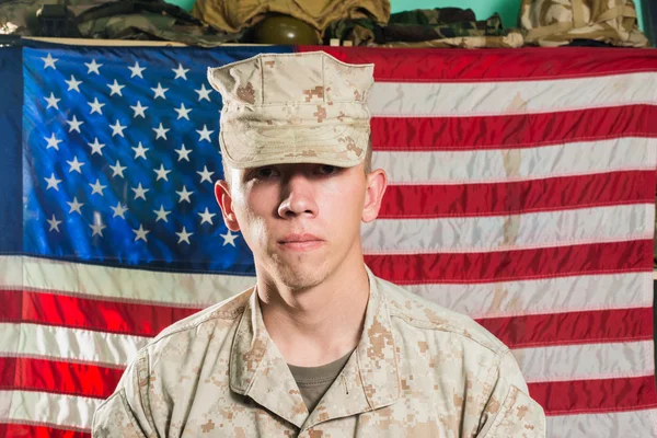 米国旗の背景に軍服の男 — ストック写真