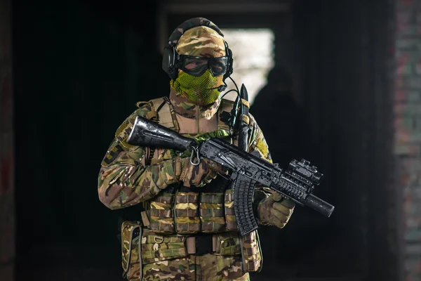 Airsoft jogador de strikeball em uniforme militar soilder — Fotografia de Stock