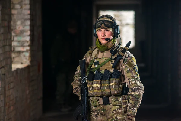 Airsoft joueur de ballon de grève en uniforme de soilder militaire — Photo