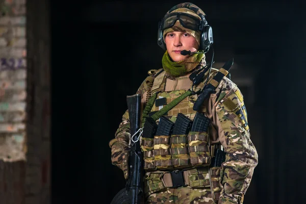 Airsoft jugador de béisbol en uniforme de soilder militar —  Fotos de Stock