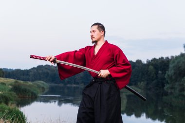 Katana kılıcı ile etnik samuray Japon giyim Üniformalı erkeklere