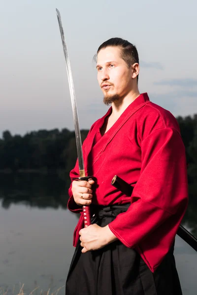 Katana kılıcı ile etnik samuray Japon giyim Üniformalı erkeklere