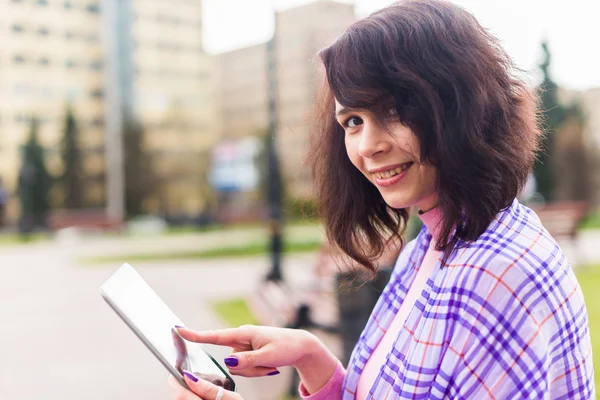 Young woman with Tablet reading — Stock Photo, Image
