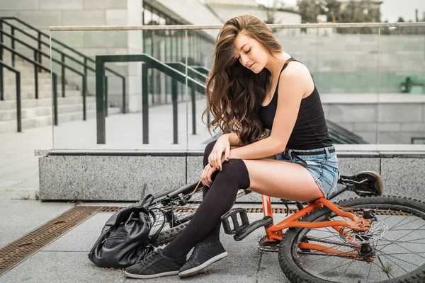 Retrato ao ar livre colorido de modelo de moda bonita jovem com bicicleta . — Fotografia de Stock