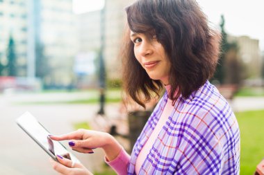 Genç kadın Tablet okuma ile