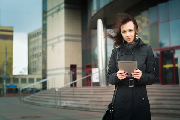 Hermosa mujer en la ciudad usando tableta electrónica —  Fotos de Stock