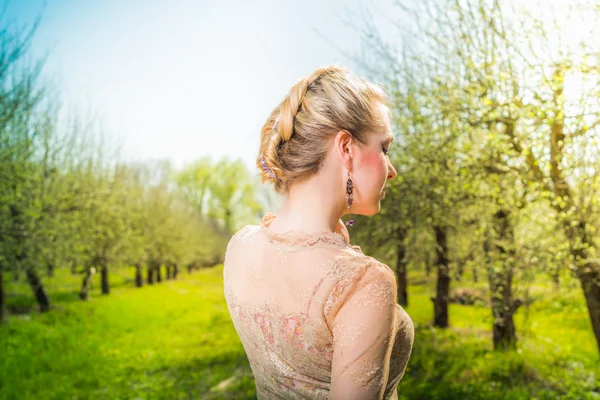 Gyönyörű fiatal nő álmodik park garden ruha. — Stock Fotó
