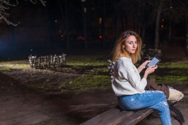 Tablet açık gülümseyen kullanan genç kadın.