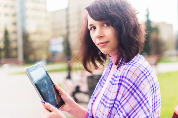 Beautiful woman in town using electronic tablet — Stock Photo, Image