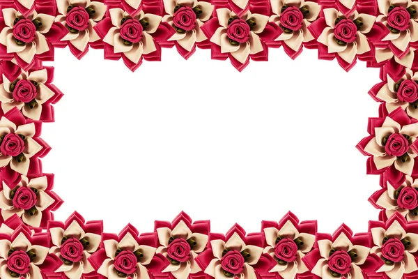 Flores artificiales aisladas sobre marco de fondo blanco — Foto de Stock