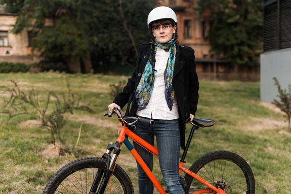 Retrato de jovens ciclistas felizes andando no parque — Fotografia de Stock