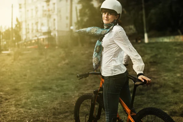 Portrait of happy young bicyclist riding in park — Stock Photo, Image