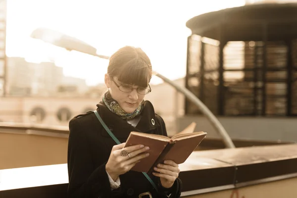 Young woman reading a book in City — Stock Photo, Image